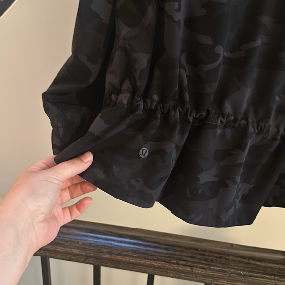 Grey lululemon rain jacket size 8-10 - Picture 8 of 9